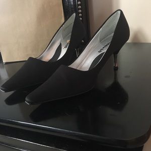 Like new black pumps with silver heel